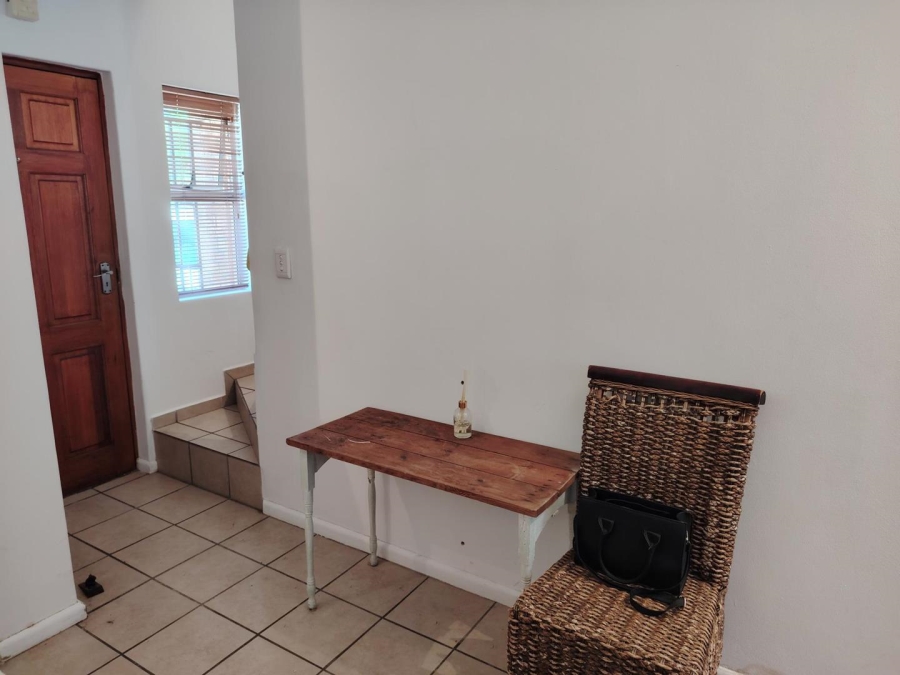To Let 2 Bedroom Property for Rent in Uitzicht Western Cape